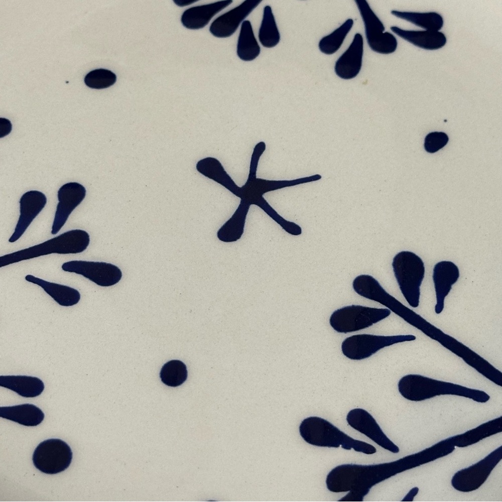 Set of 2 Blue & White Snowflakes Design Hand Painted In Italy 8.75" Salad Plates - Picture 5 of 14